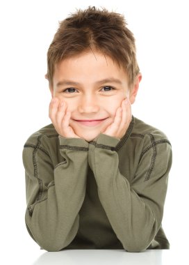 Küçük şirin bir çocuğun portresi.