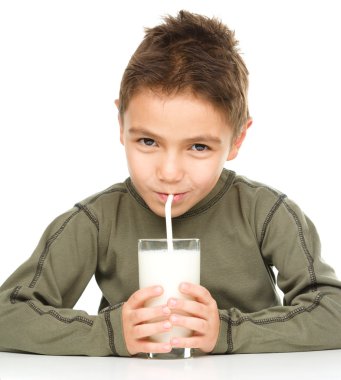 bir bardak süt ile şirin çocuk