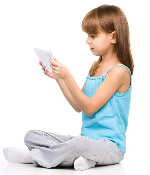 Giovane ragazza sta usando tablet — Foto Stock
