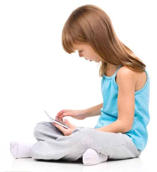 Chica joven está usando tableta — Foto de Stock