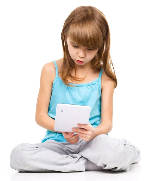 Chica joven está usando tableta —  Fotos de Stock