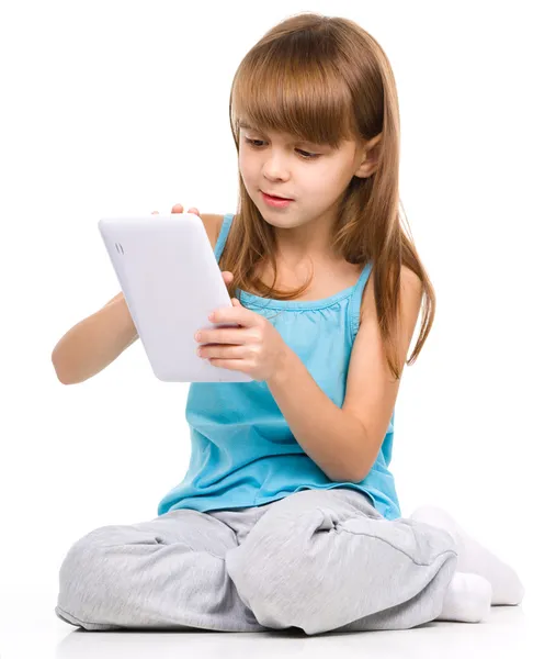 Молодая девушка использует планшет — стоковое фото