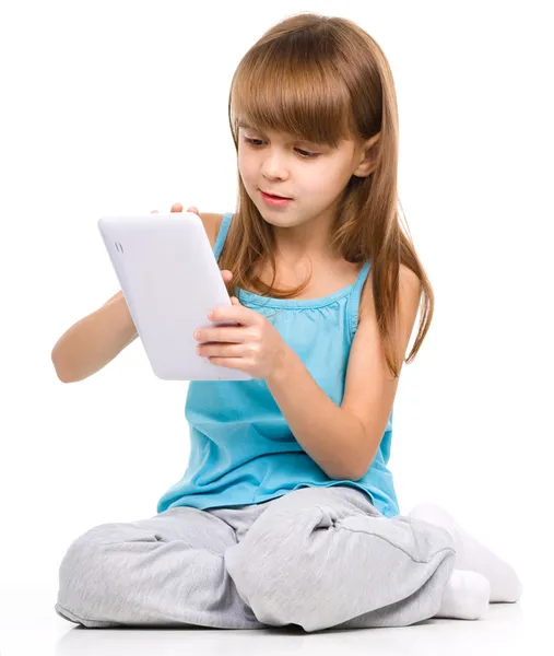 Giovane ragazza sta usando tablet — Foto Stock