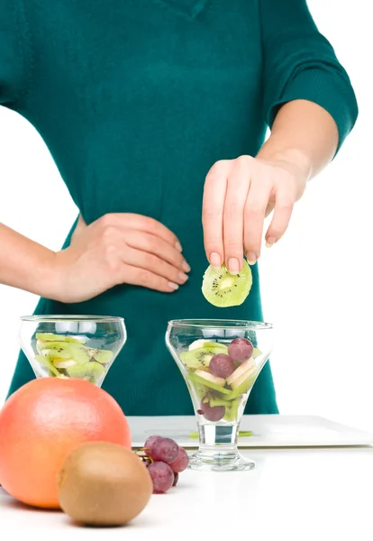 Cocinero está preparando postre de frutas — Foto de Stock