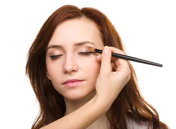 Stylist menerapkan eyeshadow untuk gadis muda — Stok Foto