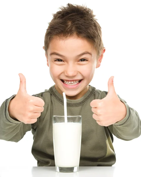 Netter Junge mit einem Glas Milch — Stockfoto