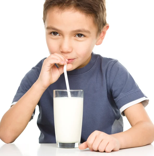 Lindo chico con vaso de leche — Foto de Stock