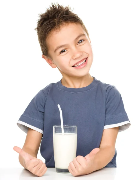 Netter Junge mit einem Glas Milch — Stockfoto