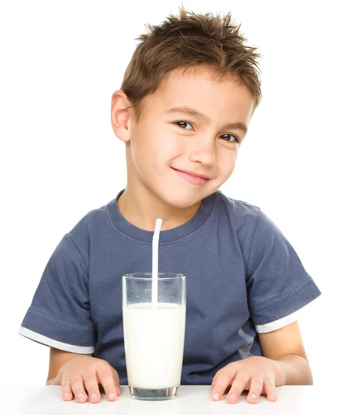 Carino ragazzo con un bicchiere di latte — Foto Stock