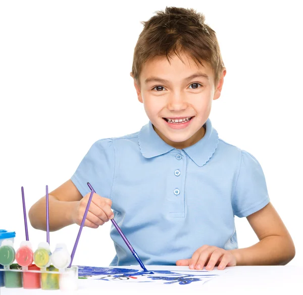 Rapaz feliz está brincando com tintas — Fotografia de Stock