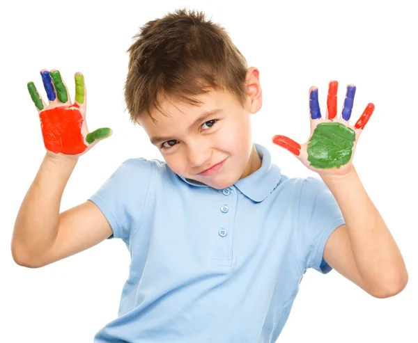 Porträt eines süßen Jungen, der mit Farben spielt — Stockfoto