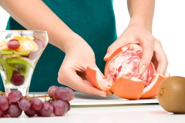 Cocinero está pelando toronja para postre de frutas —  Fotos de Stock