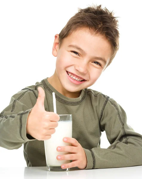 Милый мальчик со стаканом молока — стоковое фото
