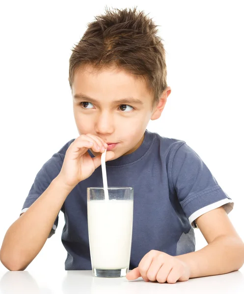 Mignon garçon avec un verre de lait — Photo