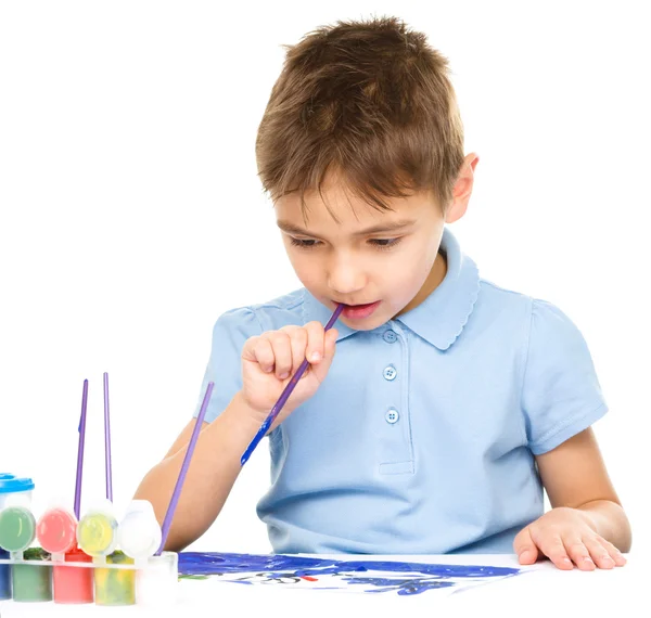 Chlapec hraje s barvami — Stock fotografie