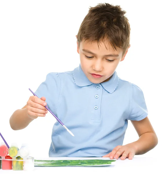 Jongen speelt met verf — Stockfoto