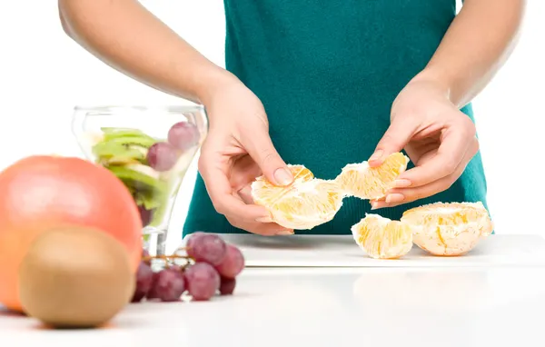 Koch zerreißt Orange für Fruchtdessert — Stockfoto