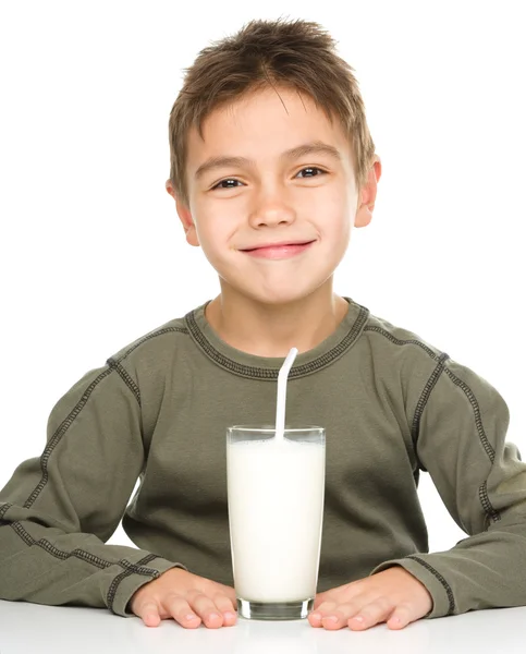 Netter Junge mit einem Glas Milch — Stockfoto