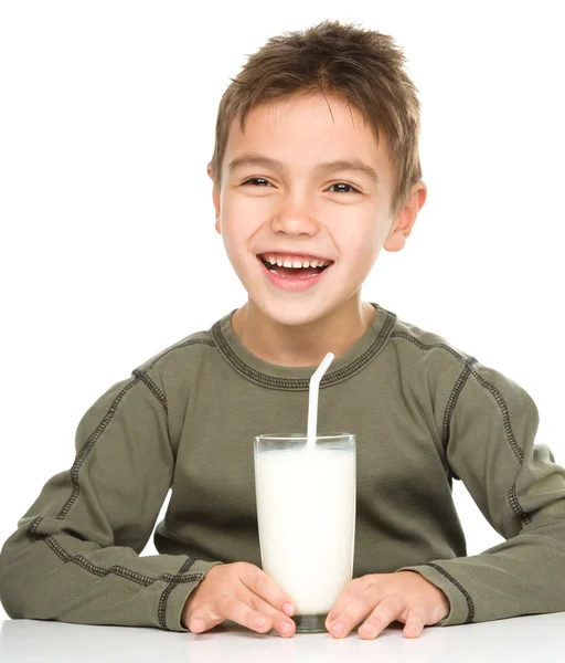 Mignon garçon avec un verre de lait — Photo