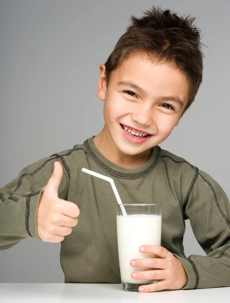 Χαριτωμένο αγόρι με ένα ποτήρι γάλα — Φωτογραφία Αρχείου