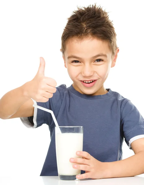 Rapaz bonito com um copo de leite — Fotografia de Stock