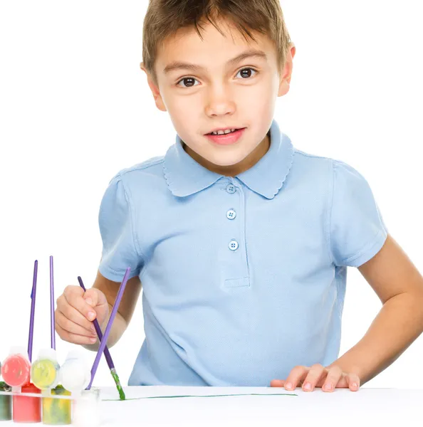 Menino está brincando com tintas — Fotografia de Stock