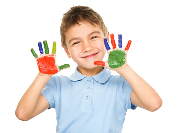 Porträtt av en söt pojke som leker med färger — Stockfoto