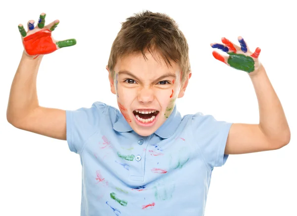 Porträt eines süßen Jungen, der mit Farben spielt — Stockfoto