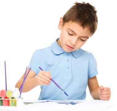 Çocuk boyalar ile oynuyor