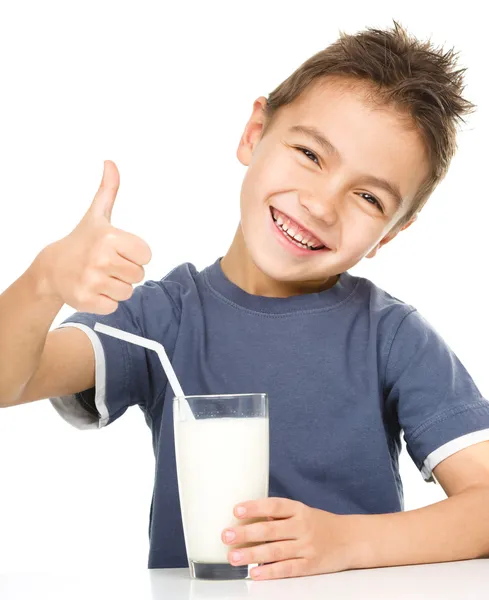 Mignon garçon avec un verre de lait — Photo