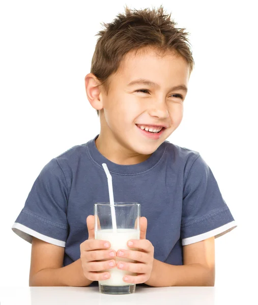 Mignon garçon avec un verre de lait — Photo