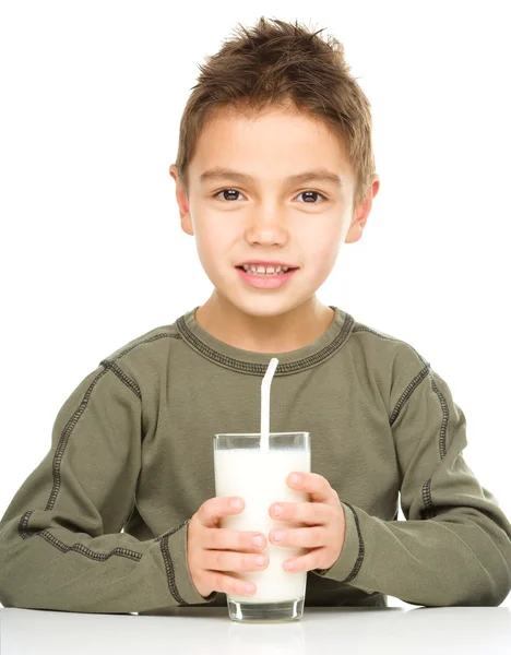 Mignon garçon avec un verre de lait — Photo