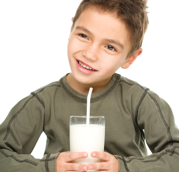 Mignon garçon avec un verre de lait — Photo