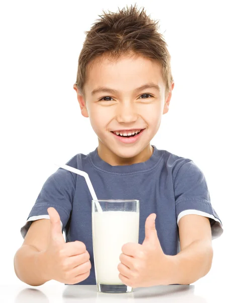 Roztomilý chlapec s sklenici mléka — Stock fotografie