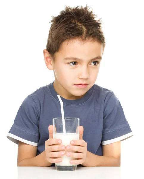 ミルクのガラスとかわいい男の子 — ストック写真