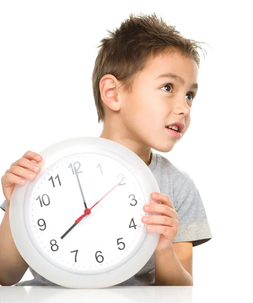 Junge hält große Uhr — Stockfoto