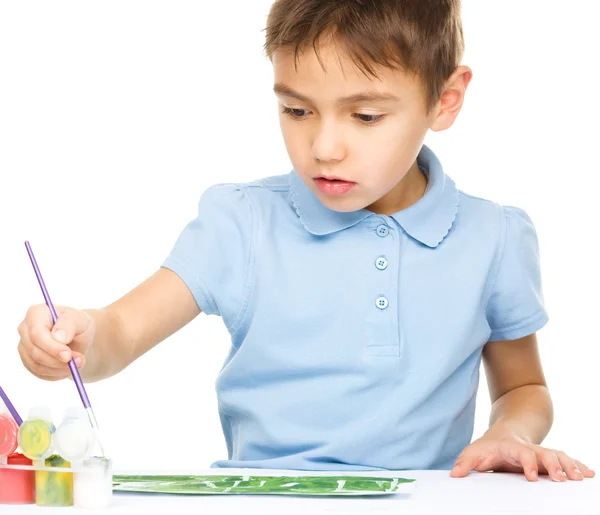 Menino está brincando com tintas — Fotografia de Stock