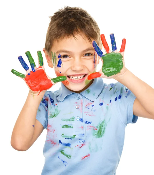 Portret van een schattige jongen spelen met verf Stockfoto