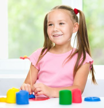 Kız hamuru ile oynarken eğleniyor