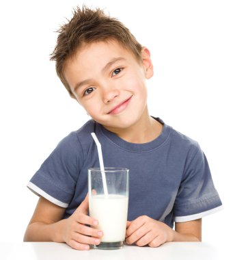 bir bardak süt ile şirin çocuk