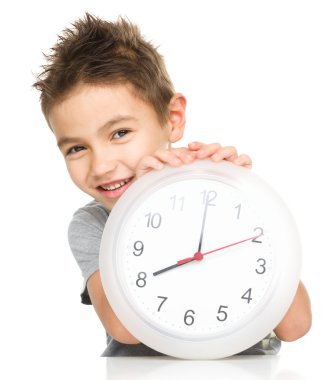 çocuk büyük saat tutuyor
