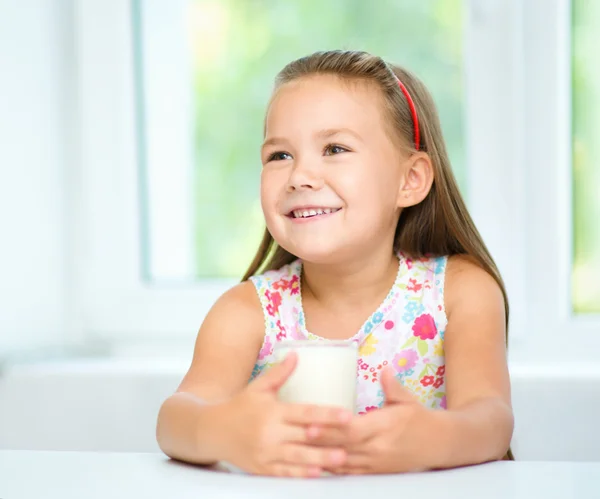 Söt liten flicka med ett glas mjölk — Stockfoto