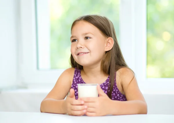 Carina bambina con un bicchiere di latte — Foto Stock