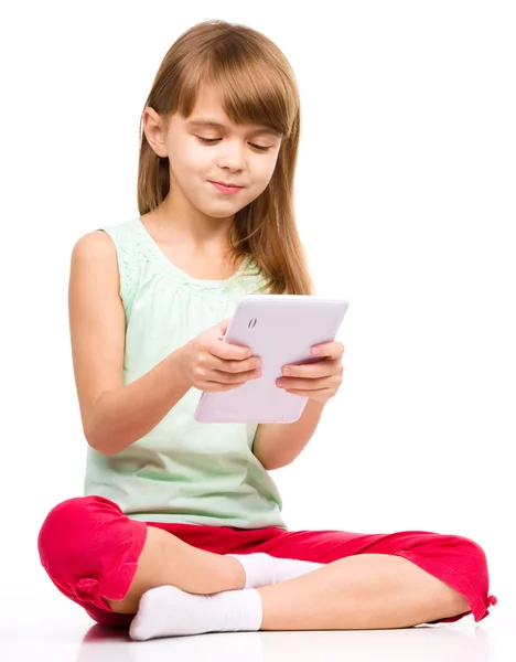 Giovane ragazza sta usando tablet — Foto Stock