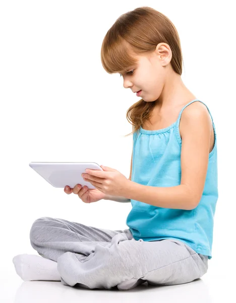 Giovane ragazza sta usando tablet — Foto Stock