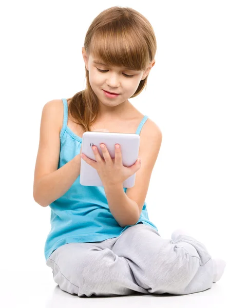 Chica joven está usando tableta — Foto de Stock