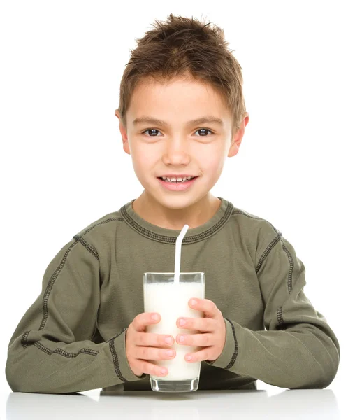 Lindo chico con un vaso de leche — Foto de Stock