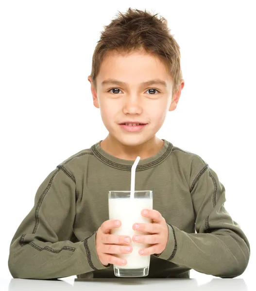 Bir bardak süt ile şirin çocuk — Stok fotoğraf