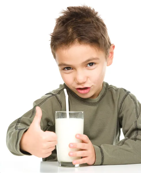 Netter Junge mit einem Glas Milch — Stockfoto