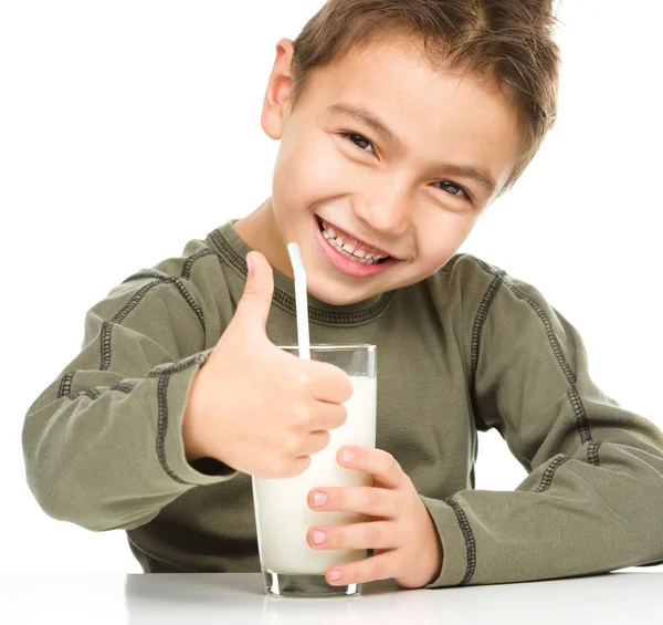 Schattige jongen met een glas melk — Stockfoto